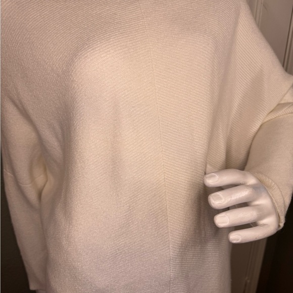 Curvy Cream Turtle neck sweater size extra small oversized. - Picture 9 of 14